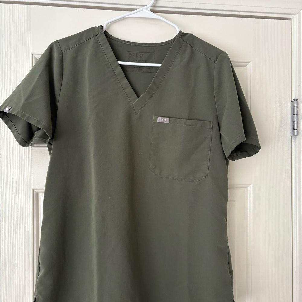Figs Women’s V-Neck Scrub Top - Olive